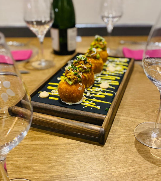 Soporte de Madera para Plato de Pizarra