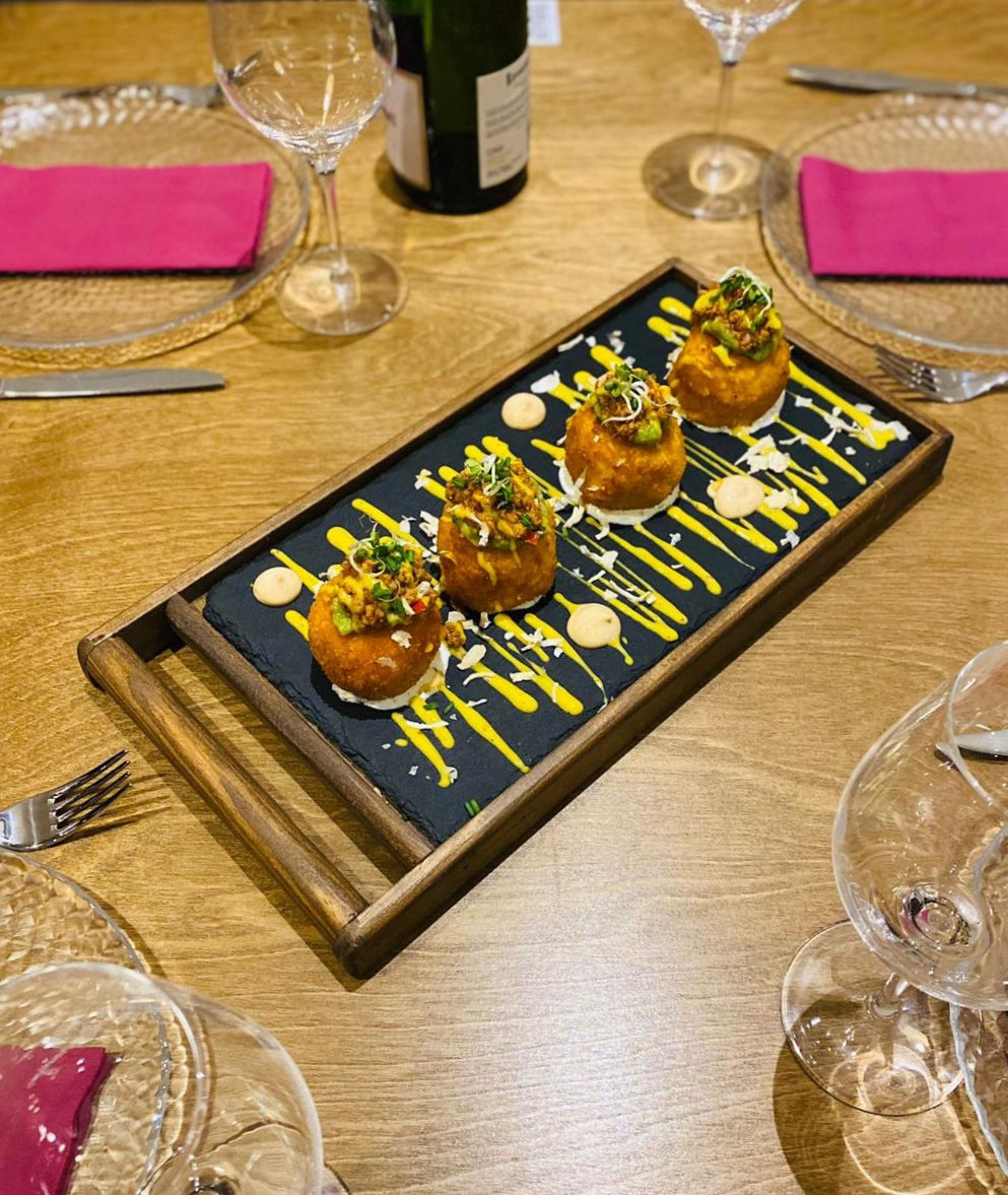 Soporte de Madera para Plato de Pizarra